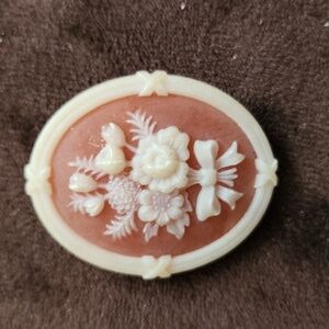Avon Faux Floral Cameo Brooch/Pin. Perfect Condition.